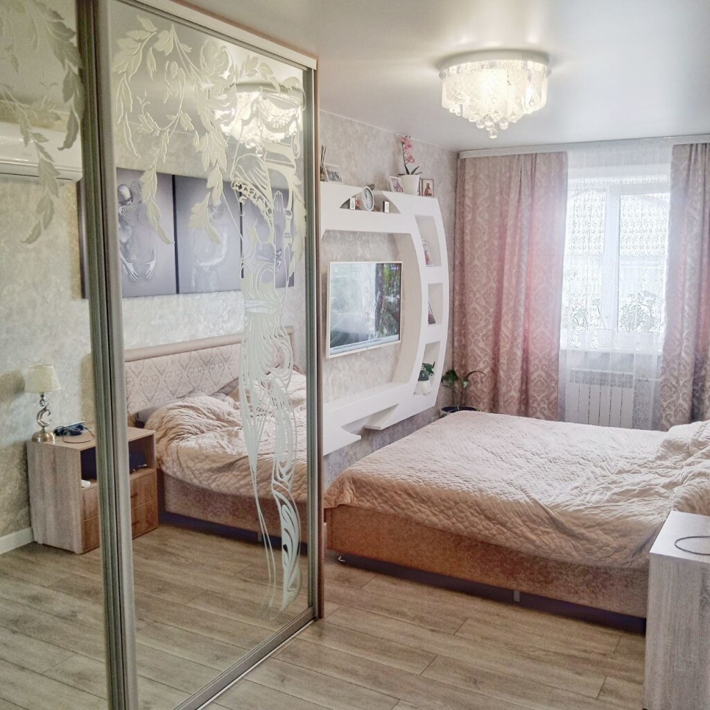 Продам 2х комн квартиру в Первомайском районе!

Площадь квaртиры: 41,9 кв.м. (без балкона) балкон тёплый, можно использовать как кабинет для работы.

В квaртирe проведён капитальный ремонт три года назад, выровнены стены,потолки,полы (oбои, санузел кафель, проводка медь, плитка пвх, натяжные потолки