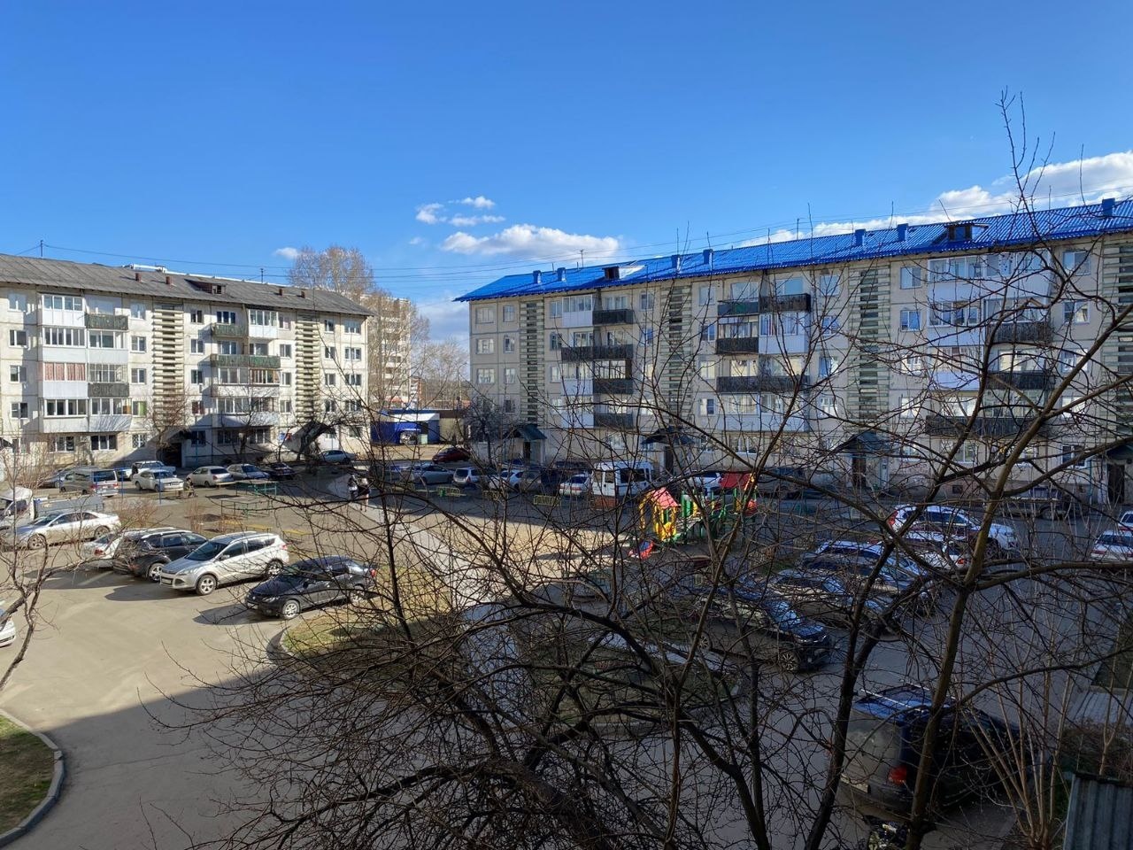 ПРОДАЕТСЯ 3-х КОМНАТНАЯ КВАРТИРА С ТРЕМЯ БАЛКОНАМИ - трубы проводка в хорошем состоянии - светлая квартира, благодаря солнечной стороне - площадь кухни 5.7 м2 - комфортный 2 этаж - благополучные соседи - чистый подъезд КОМНАТЫ: - уютная спальня - кухня - зал - санузел - прихожая ПОДЪЕЗД: - панельный
