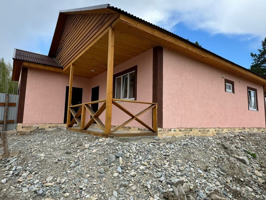 Предлагаю Вам купить дом из газобетона, фундамент плита, с тремя раздельными спальнями и кухней-студией. Площадь дома, 130 м2. Санузел совмещённый состояние дома отличное. Участок 9 соток, ровный, вода-скважина, Дом солнечный, очень тёплый и светлый. Соседи все спокойные и культурные. Инфраструктура
