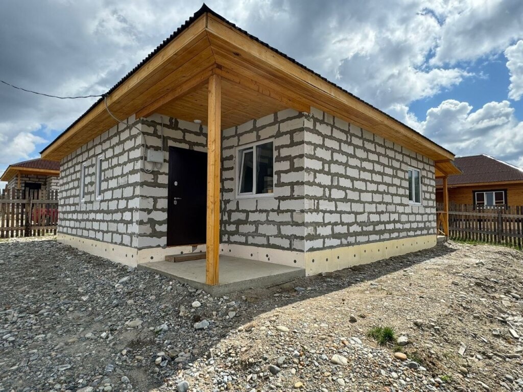 Предлагаю Вам купить дом из газобетона , фундамент плита, с тремя раздельными спальнями и кухней-студией. Площадь дома, 115 м2. Санузел совмещённый состояние дома отличное. Участок 5.6 соток, ровный, вода-центральная, Дом солнечный, очень тёплый и светлый. Соседи все спокойные и культурные. Инфрастр