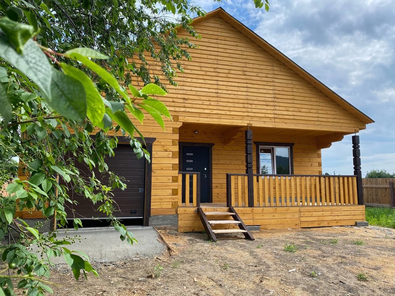 Продается дом из 18 бруса, площадью 143 кв.м В доме три спальные комнаты ,кухня-гостиная, сан узел, две большие солнечные террасы, отопление бойлерное , натяжные потолки с точечными светильниками Гараж на одну машину Участок 10 соток, ровный, огорожен со всех сторон В пешей доступности находится шко