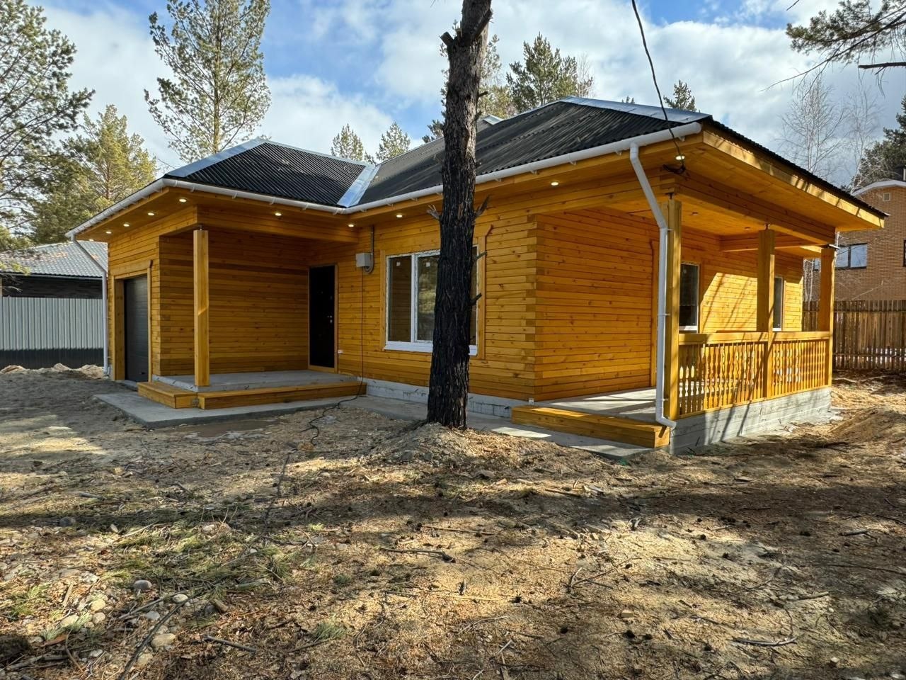 Продам дом из бруса В доме 3 комнаты, кухня гостиная, санузел, гараж 6 на 4 Отопление теплый пол, центральная вода, свет 15 кВт Дом солнечный, очень тёплый и светлый. Соседи все спокойные и культурные. Участок 6.5 соток, ровный, светлый, огорожен со всех сторон Пакет документов готов к сделке. Компа