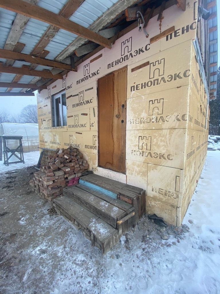 Продаётся дом в снт Дружба! Дом из бруса, потолок и пол утеплён, свет 40кВ, есть возможность подвести центральной холодно воды. В доме сделана новая проводка Участок 7,5 соток, разработан и удобрен  Имеется теплица 8 на 3 Один взрослый собственник, документы готовый к сделке.

