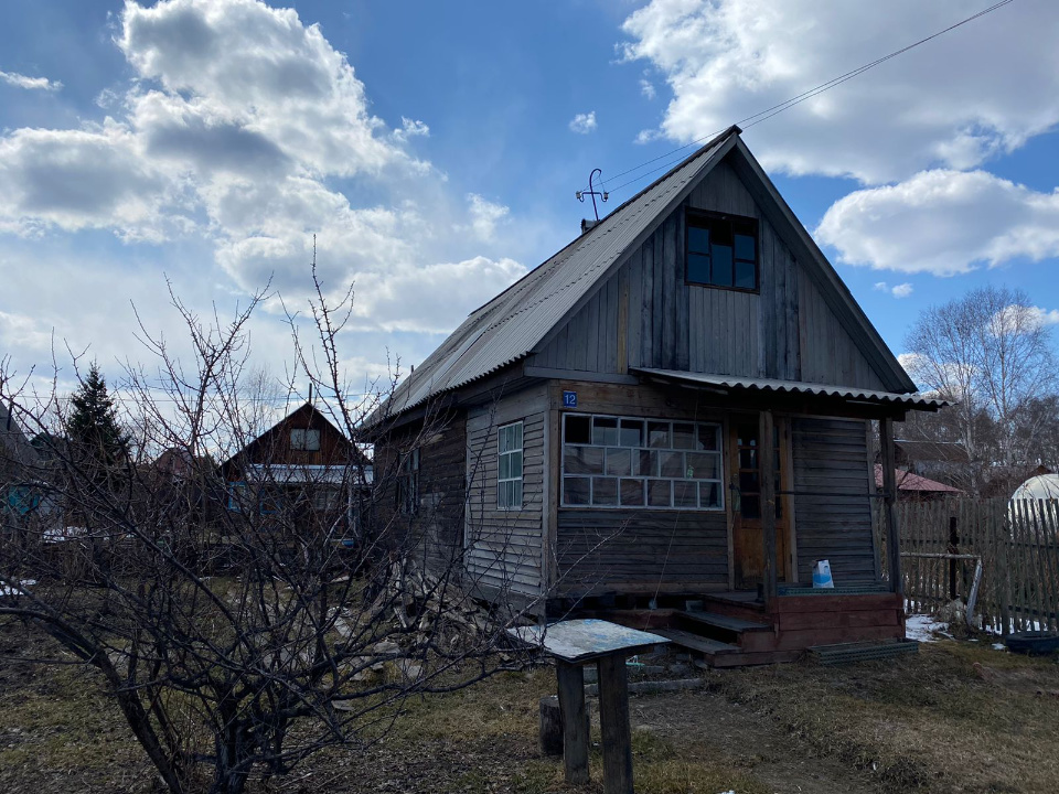 Продам дачу в снт Юность, земля плодородная и ухоженная. Близко находятся магазины и остановки общественного транспорта. Звоните, покажу в любое время!

