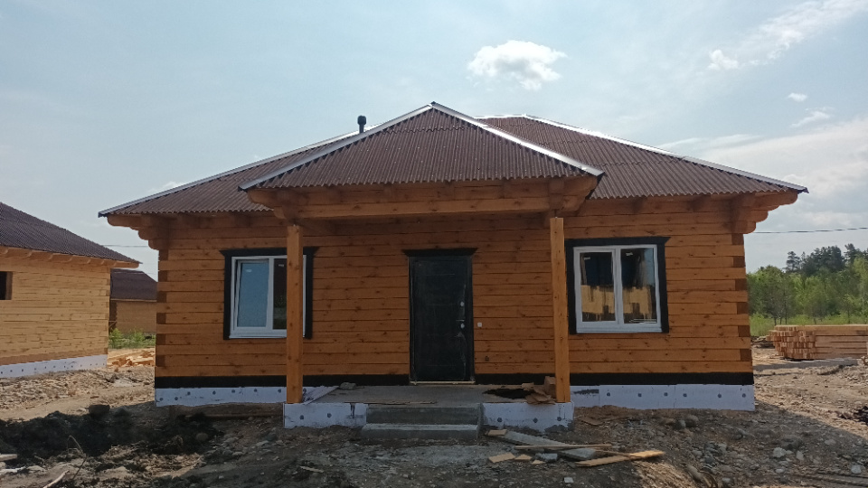 Предлагаю Вам купить дом из бруса 18*18, фундамент плита 2023 года постройки, с тремя раздельными спальнями и кухней-студией. Площадь дома, 100м2. Санузел совмещённый состояние дома отличное, сделана чистовая отделка. Участок 6.4 соток, ровный, хорошо отсыпан. Центральная вода, отопление бойлерное, 