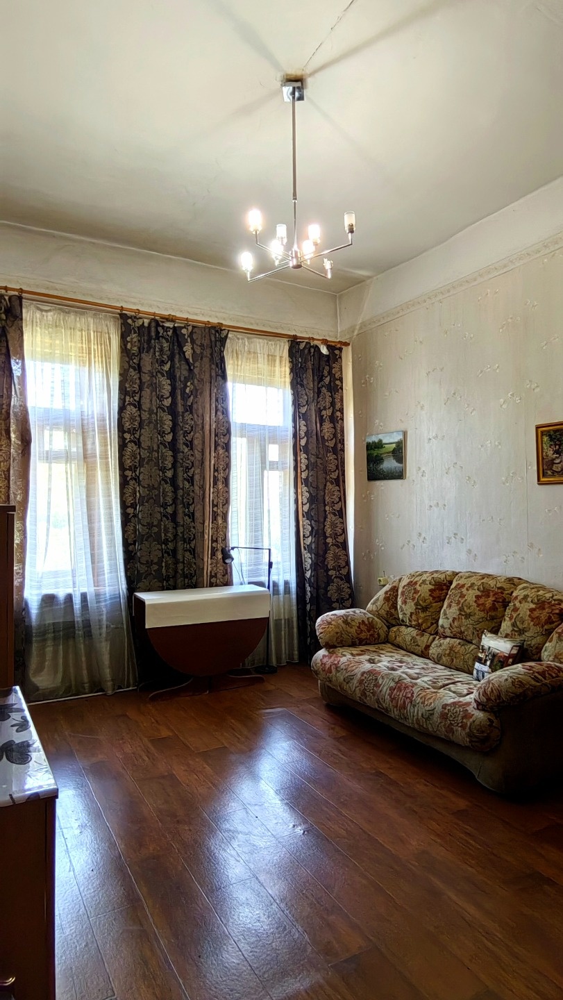 Продается замечательная, трехкомнатная квартира в историческом центре Иркутска!

В квартире очень высокие потолки, около трех метров! Окна выходят во двор и поэтому совсем не слышно шума дороги. Две раздельные комнаты, просторная гостиная и отдельная кухня. Трубы заменены на новые медные. 

Два взро