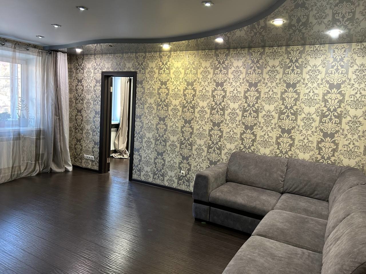 Продается уютная 2к квартира в центре города
Подойдет для семьи с ребенком, так как рядом находится детский сад и школа

В квартире сделан качественный ремонт
Заменена сантехника и проводка

Квартира теплая. Приветливые соседи

Юридически чистая

Любая форма расчета




