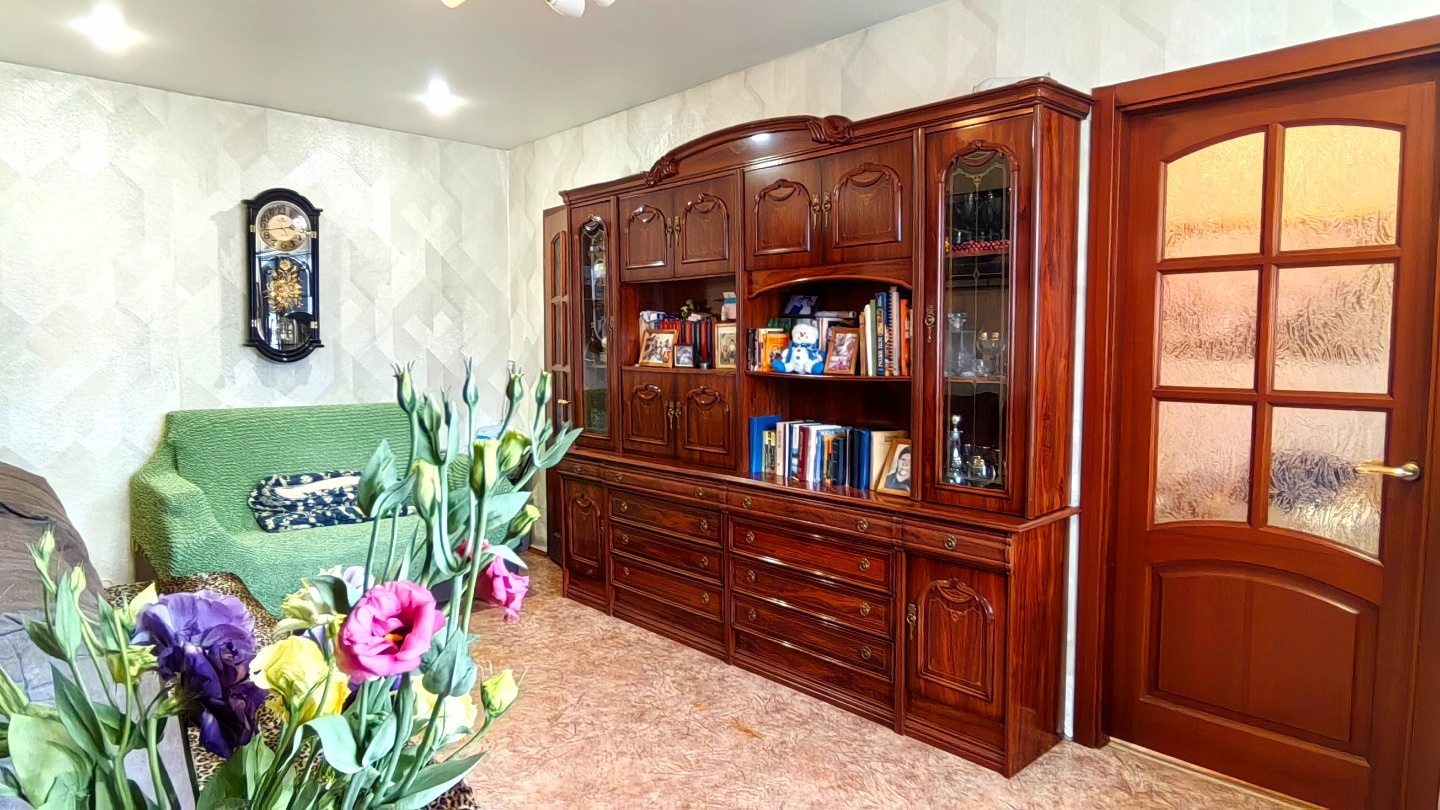 Продается уютная двухкомнатная квартира
Планировка смежная, из зала можно попасть в спальню, вместительную кладовую и кухню. Кухня расширена за счет коридора, перепланировка узаконена.

Дом кирпичный. за счет этого хорошо сохраняется тепло зимой и прохлада в летний зной. А так же хорошая шумоизоляци