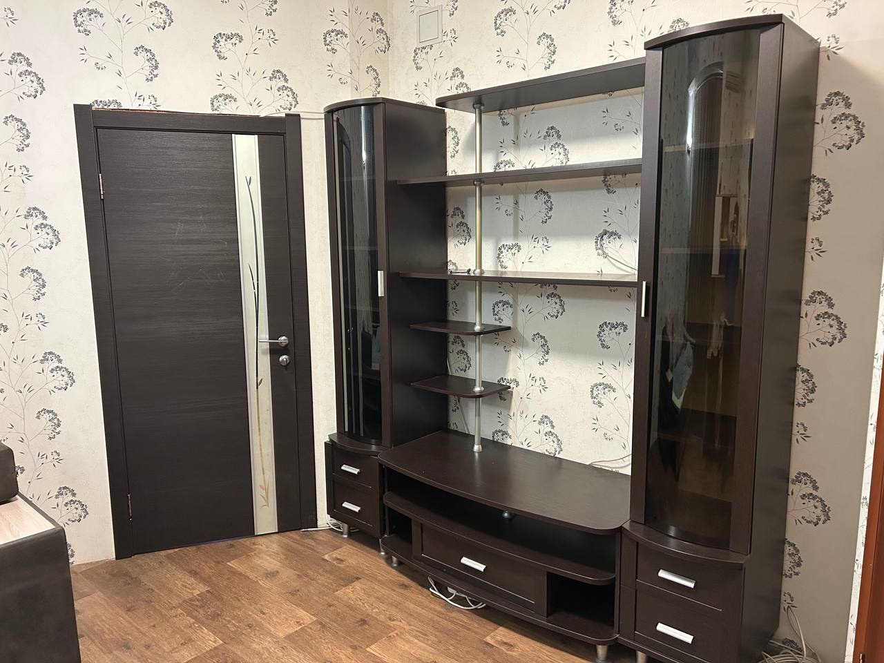 Сдаётся хорошая семейная квартира.

В квартире 2 спальни, большой зал, кухня, коридор, совмещённый санузел

В детской спальне: шкаф, двухярусная кровать, письменный стол

В зале: стенка, шкаф, письменный стол, диван

Спальня: шкаф, стенка

Кондиционер.

В зоне балкона - полы с подогревом

Рядом мага