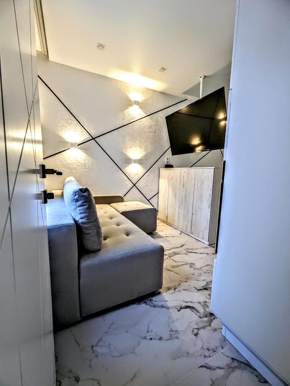 Продается 2к комнатная квартира с дизайнерским ремонтом в Октябрьском районе
Отличный вариант для молодой семьи или одного человека

В квартире сделан ремонт по проекту с использованием качественных материалов

На полу в коридоре, на кухне и в ванной - керамогранит с подогревом;
В комнате - ламинат 