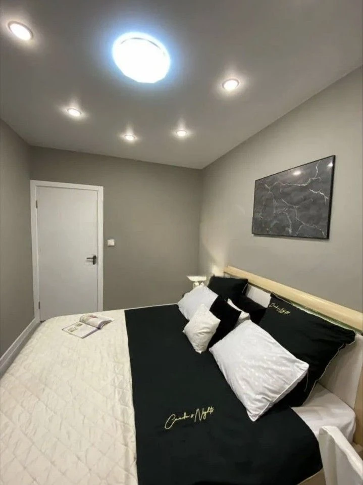 Продается 2к квартира в ЖК Александрия в Октябрьском районе площадью 43 кв.м.

Квартира очень уютная, теплая и солнечная

Выполнен качественный ремонт:
- Керамогранит в коридоре и гардеробной
- Натяжные потолки с боковой подсветкой 
- Выравнены стены
- Шпатлевка ветонитом под покраску
- Новая вход