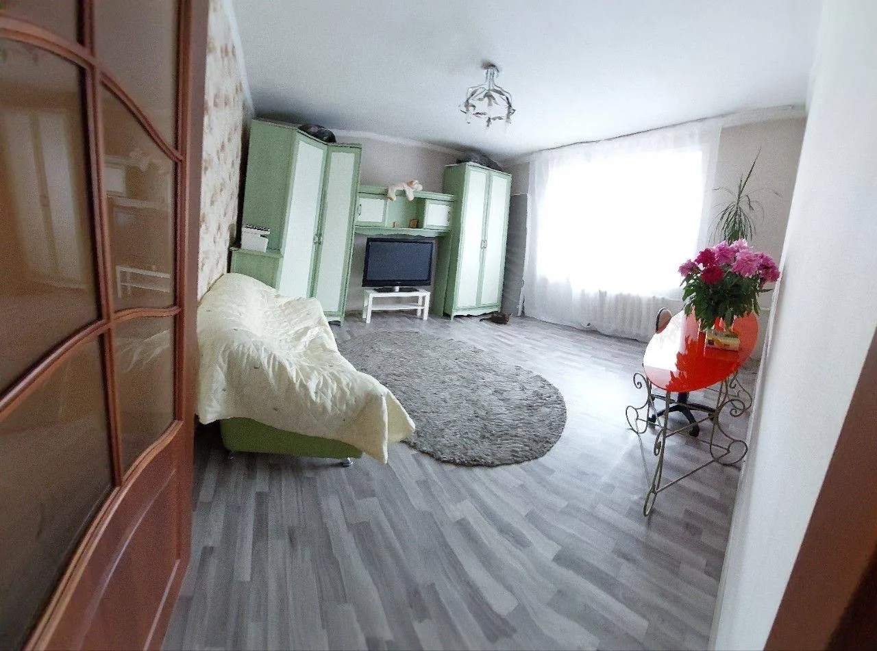 Продается 2к квартира с раздельными комнатами и общей кухней на два хозяйна (бывшая малосемейка)

В квартире сделан косметический ремонт

Мебель и бытовая техника остается новым собственникам

Удачное месторасположение 7 минут до центра

Рядом детский сад, школа, магазины и многое другое

Документы 