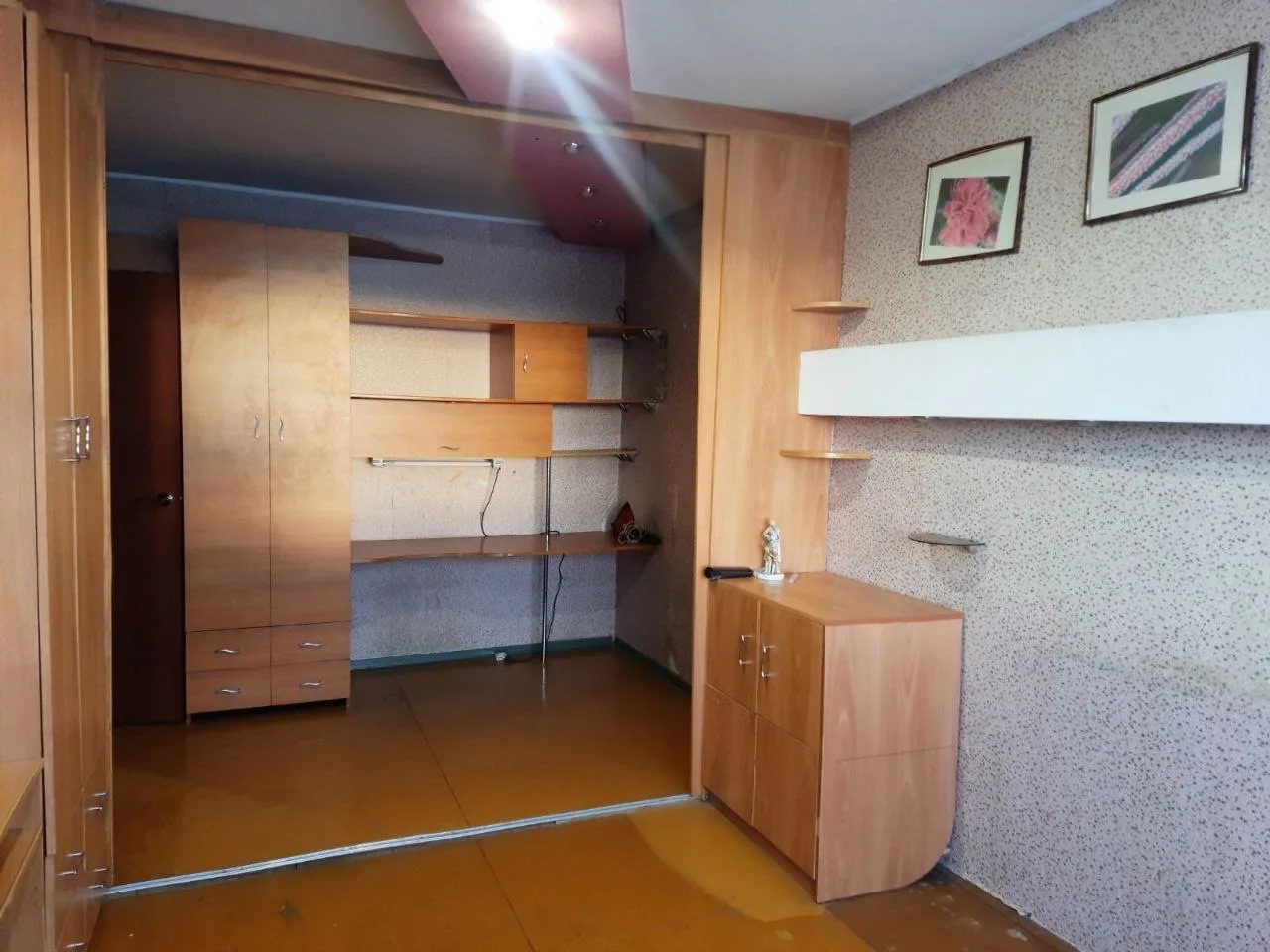 Продается 3к квартира раздельной планировки на 4м этаже 
Окна выходят на две стороны двора, здесь можно увидеть прекрасные рассветы и закаты

Во дворе есть детская площадка, перед домом большая парковка для автомобилей, рядом расположен гаражный кооператив

В доступности расположены:
- детские сады 