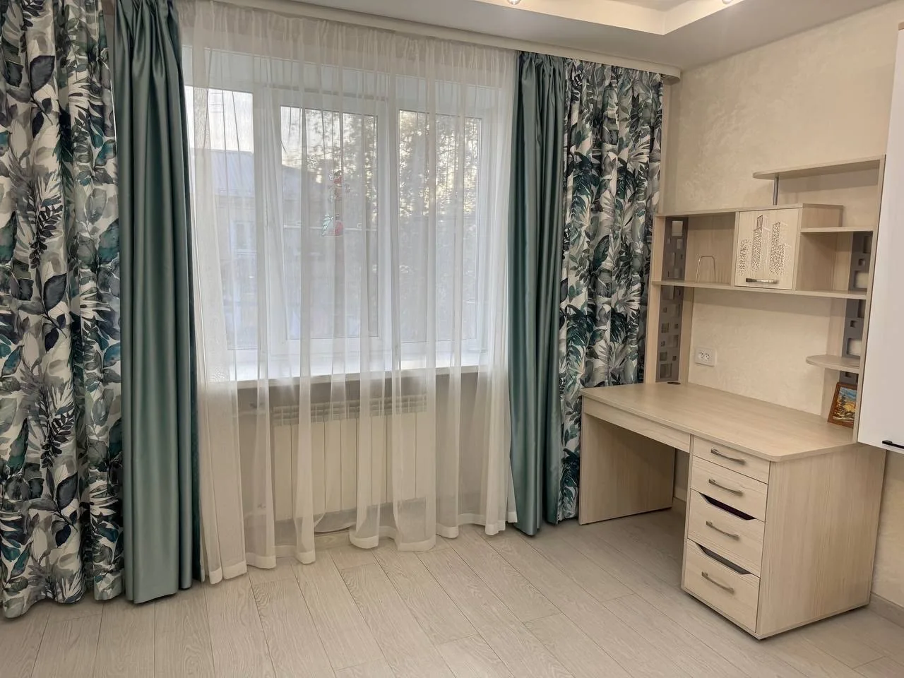 Продается 2к квартира на ул. Просвещения в двухэтажном доме
В подъезде всего 2 квартиры 

В квартире сделан свежий ремонт:
- новая проводка
- новая сантехника (душевой смеситель с термостатом)
- новые трубы
- новые светильники
- ламинат на полу
- плитка в ванной
- новые обои

Новым собственникам ост