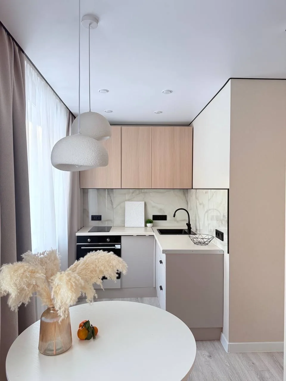 Продается 3к квартира с дизайнерским ремонтом в кирпичном доме на 2м этаже

Удобная планировка: кухня - гостиная, две спальни

В квартире остается: мебель и бытовая техника (духовой шкаф, посудомойка, варочная поверхность)

Удобная локация:
Рядом школа, детский сад. Остановка в 2х минутах хотьбы
Цен