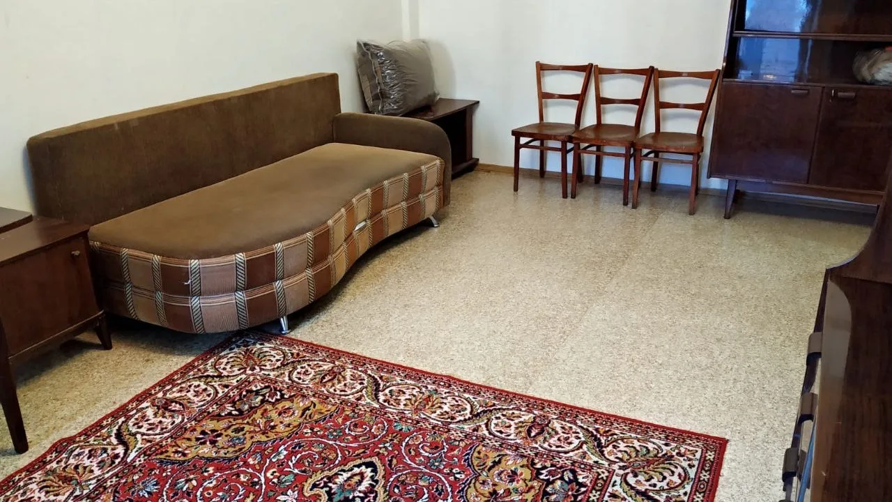 Продается 2к квартира в центре города раздельной планировки

Комнаты раздельные, большая ванная и сан узел, просторный коридор (можно сделать удобную гардеробную)

Окна выходят во двор

Развитая инфраструктура:
- Остановка
- школы
- Детские сады
- магазины
 
Документы готовы к сделке
-Один собственн