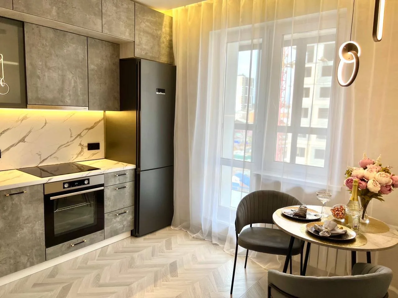 Продается красивая комфортная квартира в ЖК Очаг

В квартире сделан качественный дизайнерский ремонт, продумана каждая деталь

Мебель и бытовая техника остается новым собственникам 

Лаундж зона на балконе

Развитая инфраструктура района

Удобная локация

Документы готовы к сделке

Звоните и покуп