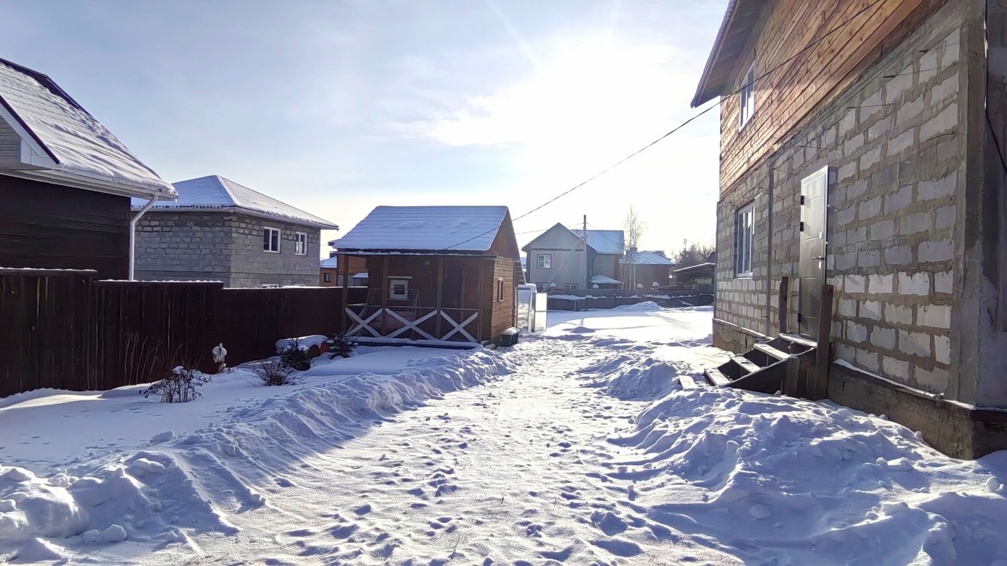 Продается замечательный двухэтажный дом.

Дом построен из качественных материалов. Денег на постройку не экономили так как строили для себя.
На первом этаже большая кухня-гостиная большой санузел и гараж на четыре машины.

На втором этаже две большие комнаты, каждую из которых при желании можно разд