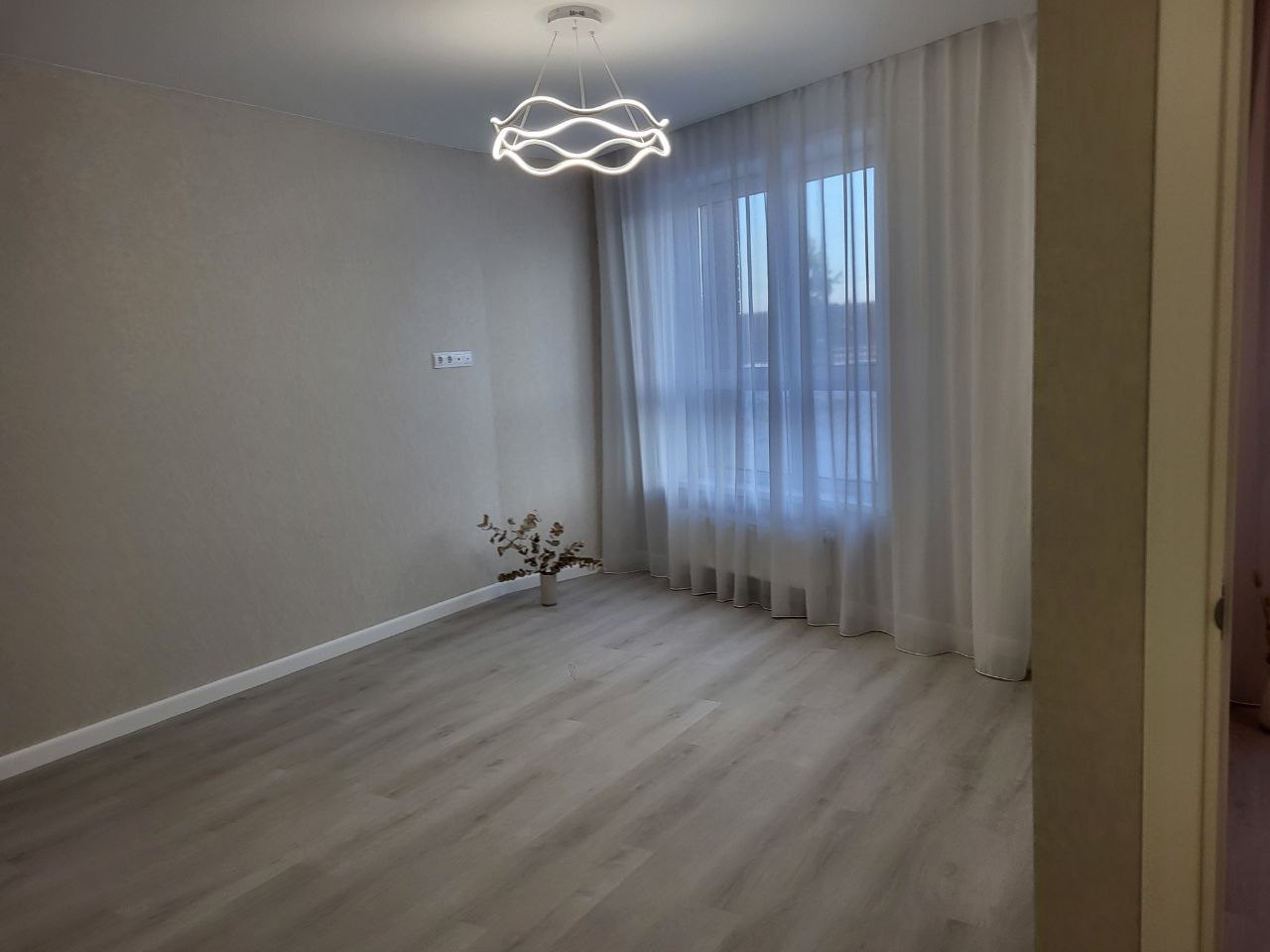 1 комнатная квартира в Жилом комплексе комфорт класса Квартал Стрижи - станет отличным домом.

*Площадь 34 кв.м.
*Просторная кухня 17 кв.м.
*Спальня 9 кв. м. (окна выходят на юго-восток)
В собственности- менее трех лет.

Сделан качественный ремонт:
-полы -кварц.винил
-на стенах обои и светодиодные