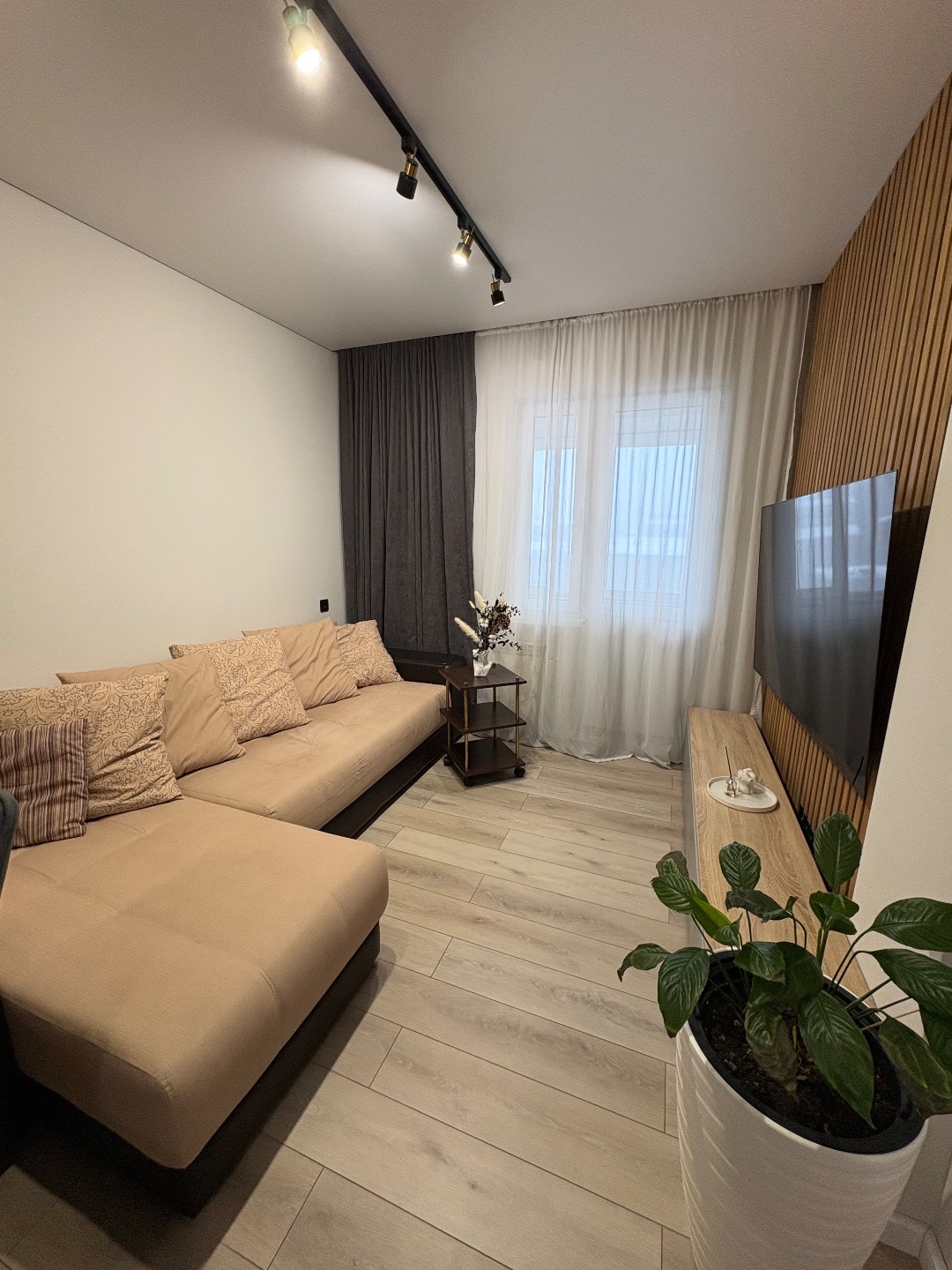 Авторский дизайн! 3-комнатная квартира, где хочется остаться навсегда. Свет, воздух и стиль.
Просторная светлая кухня-гостиная с островом и выходом на балкон.
Изолированные спальня и кабинет. В прихожей — гардеробная.
Разделённый санузел, просторная ванная комната.
 Вся новая техника и мебель  остаё