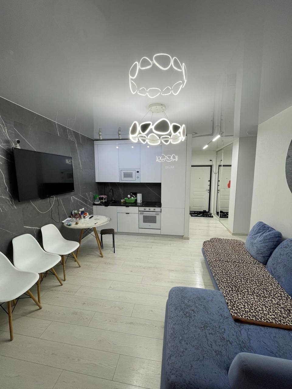 Цена ниже рынка! Срочная продажа трехкомнатной квартиры с дизайнерским ремонтом!

Представляем эксклюзивную  квартиру, в которой каждая деталь продумана дизайнером. Это не просто ремонт, а готовая концепция современного и комфортного жилья, куда можно заехать с чемоданами.

Дизайн-проект с нуля: Чис