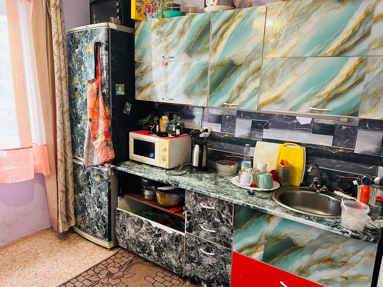 Продается 2к квартира на ст.Батарейная на ул. Центральная

Квартира находится на 2м этаже, удобная раздельная планировка

Пластиковые окна, балкон застеклен

Квартира очень теплая

Удобное местоположение дома в шаговой доступности 
- школа
- детский сад
- продуктовый магазин
- пункт выдачи Озон
- 