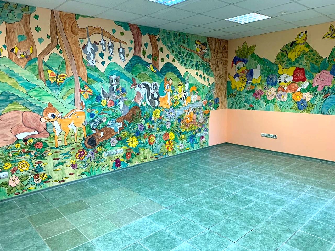 Сдается в аренду просторное помещение состоящее из нескольких кабинетов. Так же имеется возможность поставить дополнительные перегородки. Несколько мокрых точек, (кухня, ванная комната и санузел) До недавнего времени в помещении находился частный детский сад. Есть возможность арендовать часть помеще