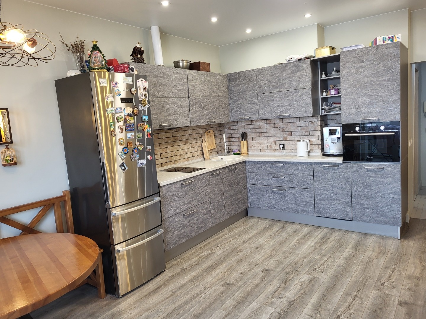 Отличныя квартира, гогокоторая может стать Вашим домом...

В квартире сделан очень качественный ремонт, продумана удобная эксплуатация:

- для перегородок использованы пазогребниевые плиты, можно вешать телевизоры, полки, где захочется, так же улучшенная шумоизоляция;
- балкон присоединен, панорамны