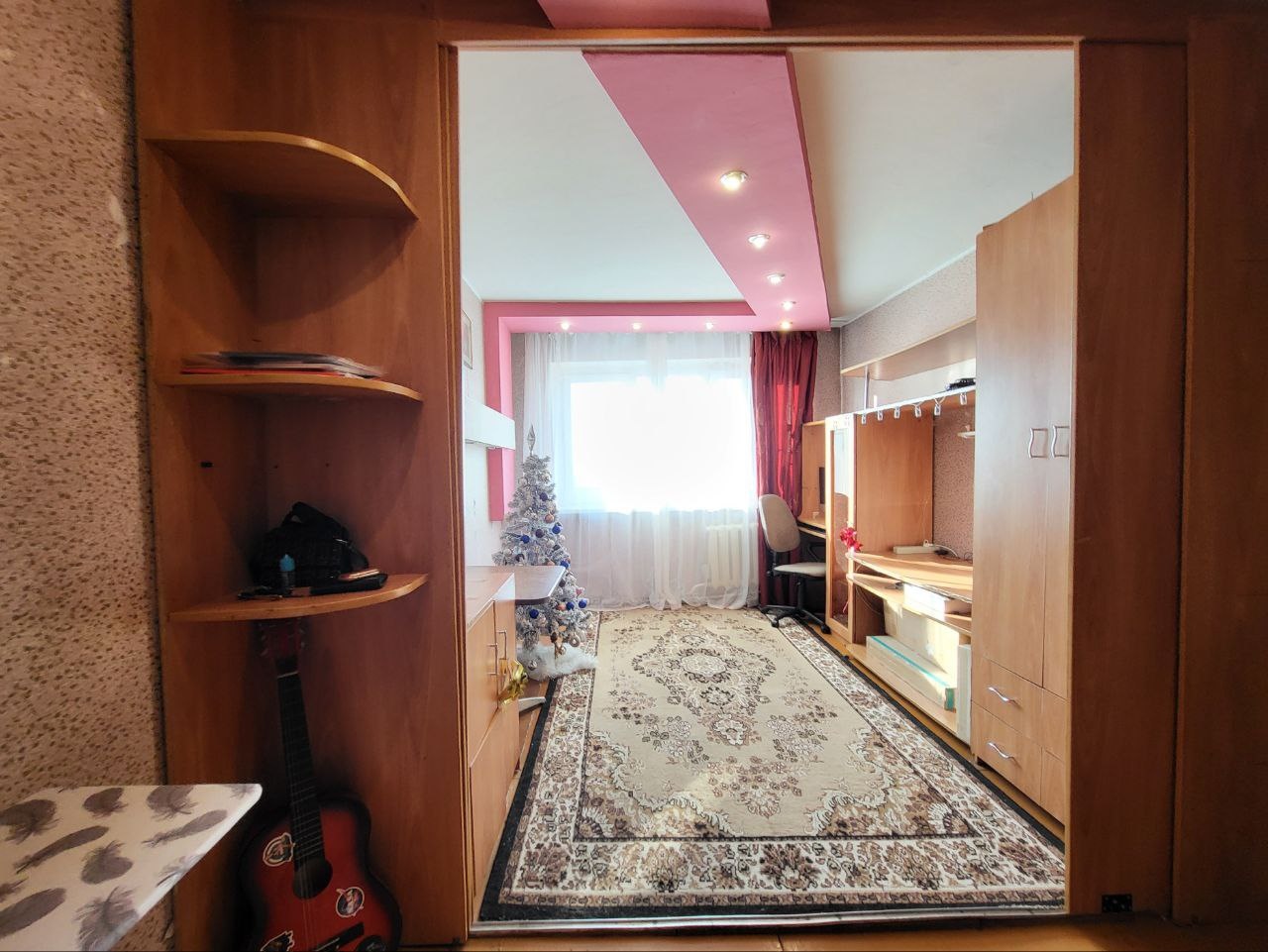 Продается 3к квартира раздельной планировки на 4м этаже 
Окна выходят на две стороны двора, здесь можно увидеть прекрасные рассветы и закаты

Во дворе есть детская площадка, перед домом большая парковка для автомобилей, рядом расположен гаражный кооператив

В доступности расположены:
- детские сады 