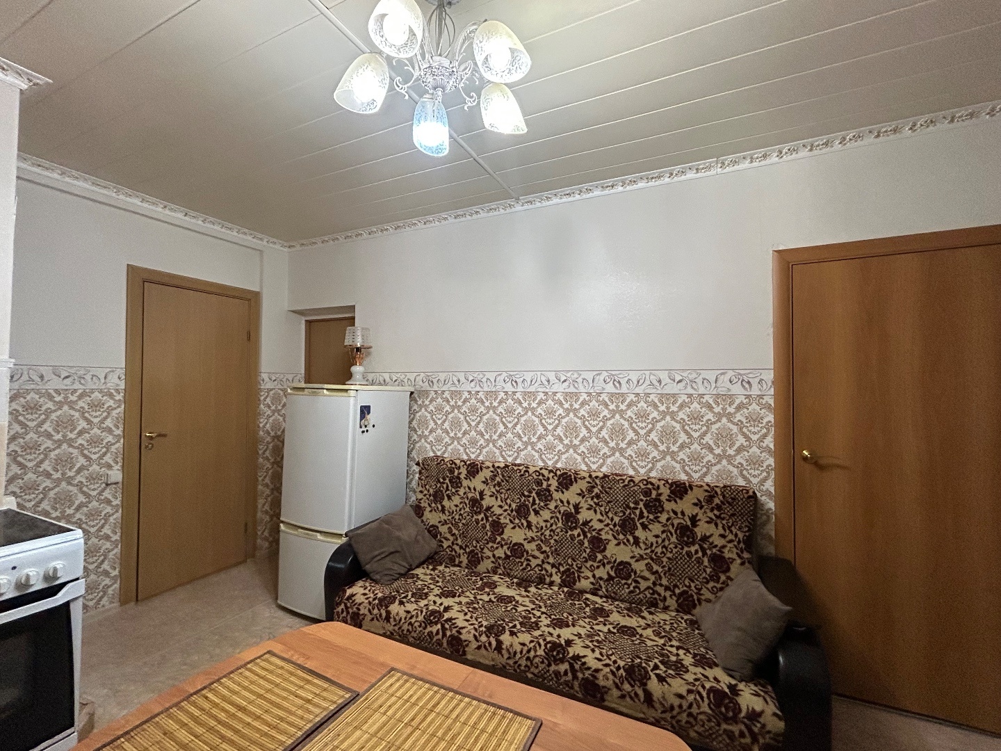 Представляем уютную двухкомнатную квартиру, идеально подходящую тем, кто ценит комфорт и удобное расположение. Просторная кухня-гостиная станет местом для семейных вечеров и посиделок с друзьями, а две отдельные спальни предоставят каждому жильцу личное пространство и уединение. Окна оснащены соврем