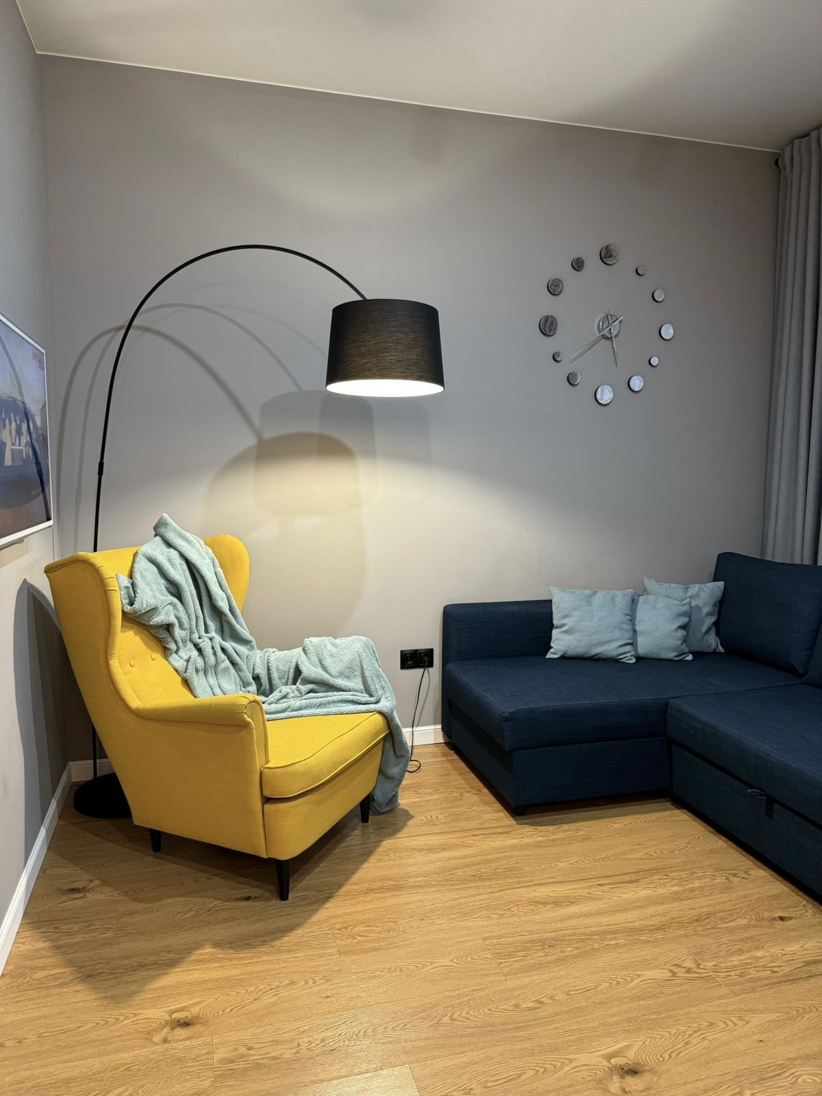 Продаю квартиру в центре города, всего в пяти минутах ходьбы от 130 квартала.
Общая площадь с объединенным балконом — 43,5 м². Квартира находится на 17 этаже, окна панорамные.
Квартира полностью оборудована всем необходимым:
Кухня с варочной панелью, микроволновой печью, холодильником, смесителем, п